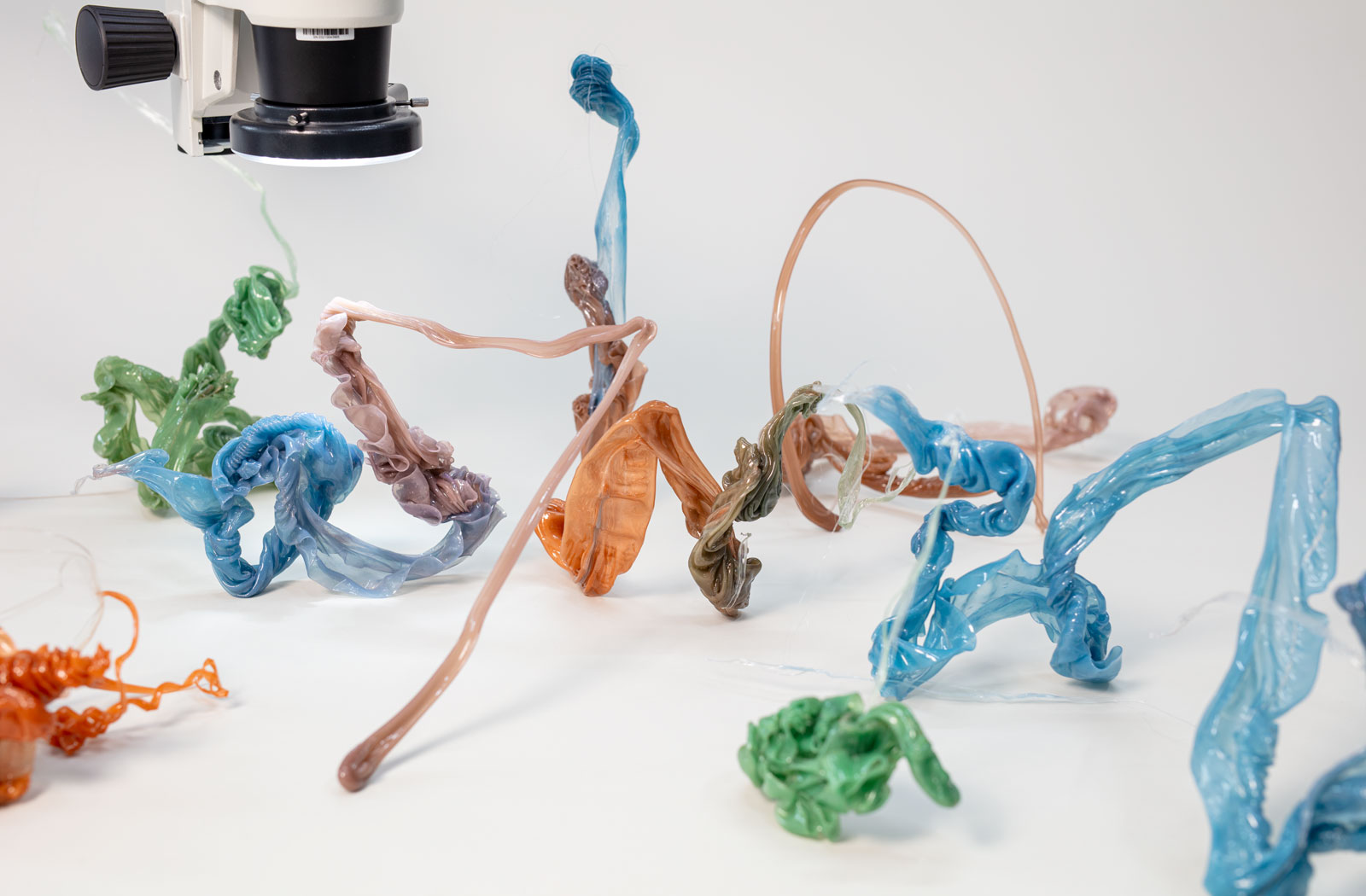 plastic objects and installation recycelt-sein 2022 by Carolin Liebl and Nikolas Schmid-Pfähler